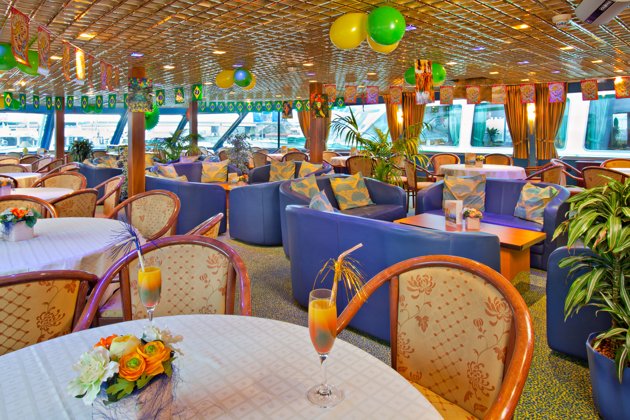 CroisiEurope MS La Boheme Lounge Bar 1.jpg